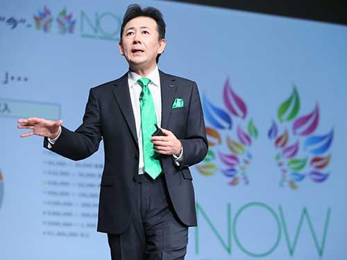 あいさつする高杉茂男社長